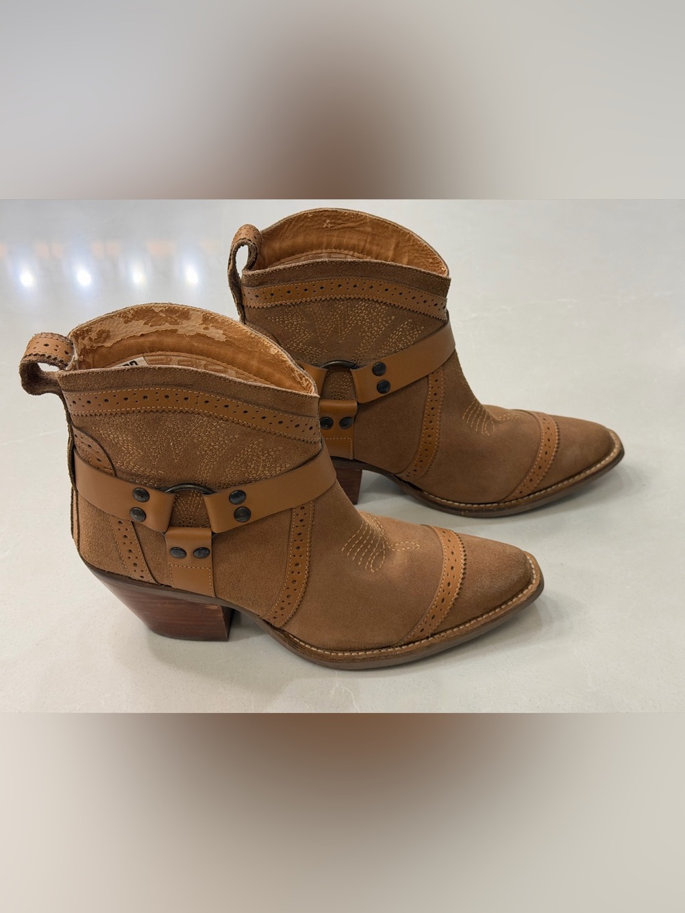 Dingo Gummy Bear Suede Western Harness Booties Camel Snip Toe 9M